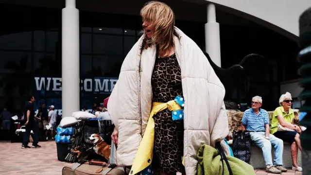 Многие жители Флориды ищут убежища от "Ирмы" на стадионах