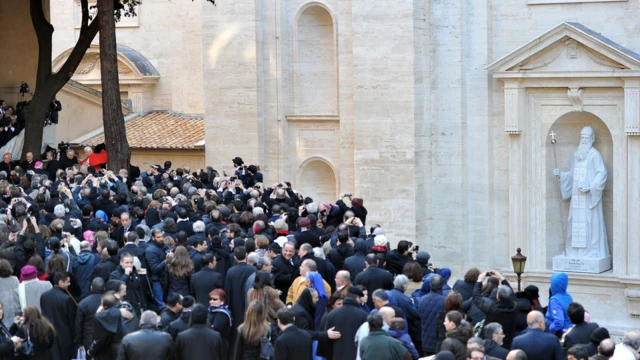 تمثال القديس مار مارون