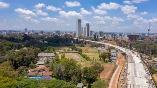 Ku ifoto yo mu kwezi kwa mbere, aha uba uhagaze ku gice cyo mumujyi hagati ureba hakurya iburengerazuba mu gace kazwi nka Westlands