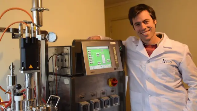 Manuel Rozas en su laboratorio de Puerto Varas, Chile