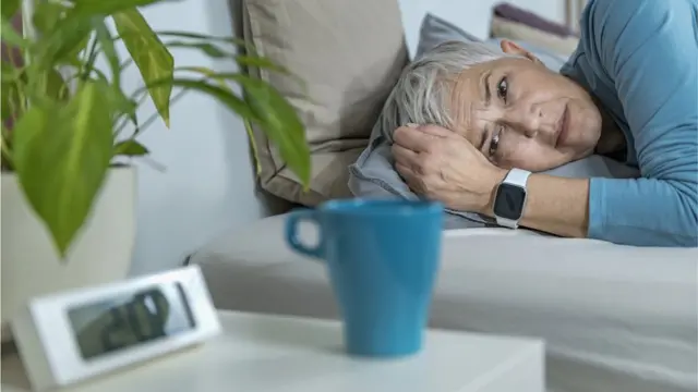 Una mujer acostada que parece que no puede levantarse.