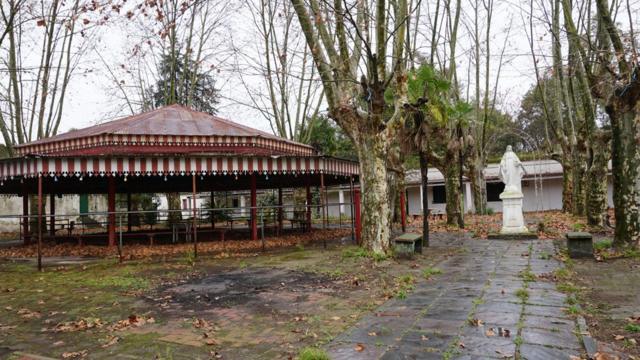 El patio del Colegio de Monjas está así, abandonado hace años después de que las religiosas se fueron y no quedó claro quién era el propietario del edificio.