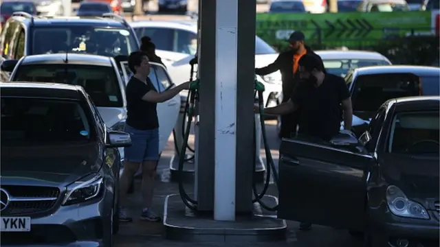 Firanminista Boris Johnson ya ce gwamnatinsa za ta ba da biza ga dirabobin tankokin mai 5,000 daga kasashen waje don su yi aikin dakon mai a kasar.