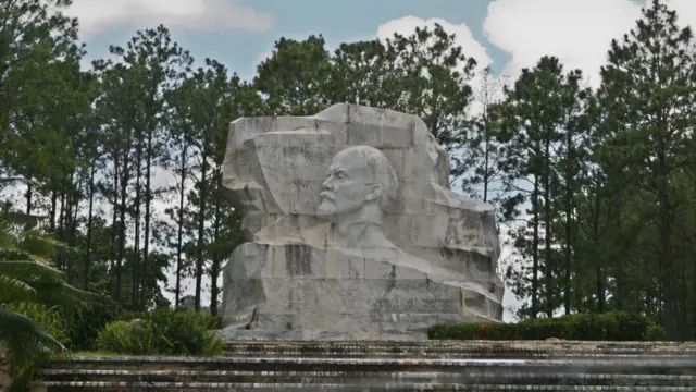 Monumentoaposta ganha robozinhohomenagem a Lêninaposta ganha robozinhoCuba