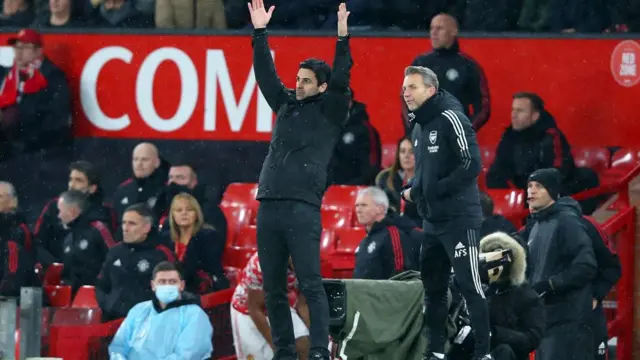 Mikel Arteta, Manager of Arsenal react from di bench during Premier League match between Manchester United and Arsenal for December 2021