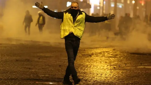 પૅરિસમાં હિંસાની તસવીર