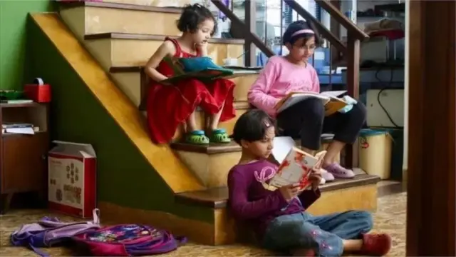 نتاشا بدھوار اور افضل کی بیٹیاں پڑھنے میں مشغول