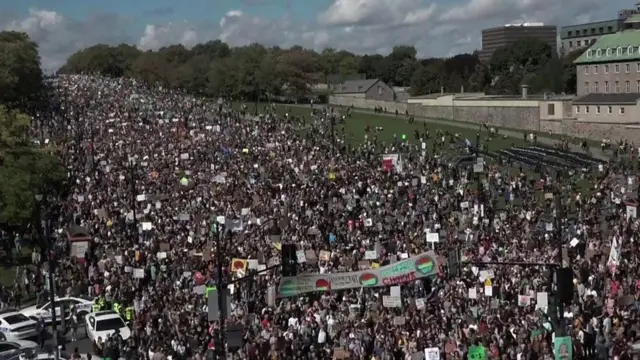 ผู้คนหลายแสนคนออกมาร่วมเดินขบวนประท้วงในเมืองมอนทรีออล