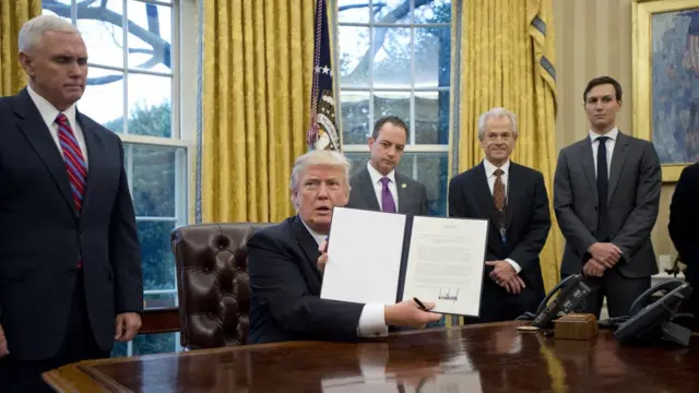 Дональд Трамп и сотрудники администрации в Белом доме