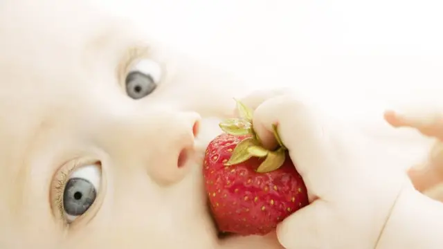 Bebé probando fresa
