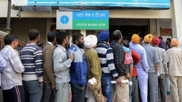 印度民众等候兑换新的纸币