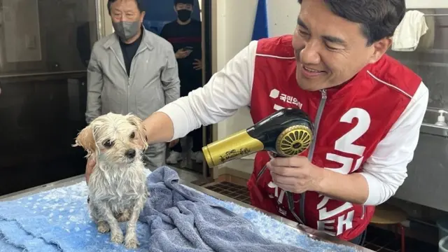 6·1 지방선거 사전투표를 하루 앞둔 26일 김진태 국민의힘 강원도지사 후보가 원주유기동물보호관리센터에서 유기견 목욕봉사를 하고 있다