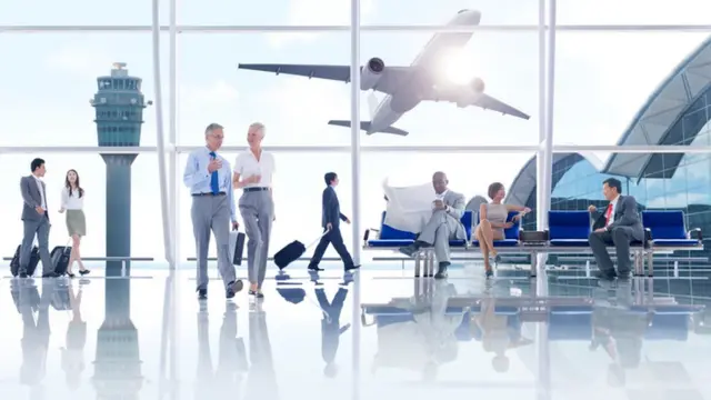 في صالة الانتظار في أحد المطارات