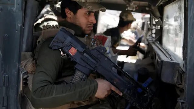 یک عضو ارتش عراق در شرق موصل