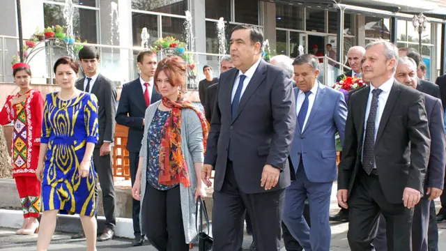 عبدالجبار رحمان زاده، مشاور رئیس جمهوری تاجیکستان (وسط) به همراه نوه های صدرالدین عینی (در طرف راست و چپ)