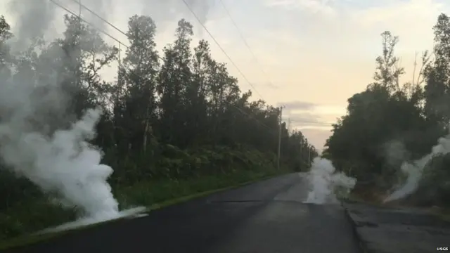 ਸੜਕ ਵਿੱਚੋਂ ਦੀ ਬਾਹਰ ਆਉਂਦਾ ਹੋਇਆ ਧੂਆਂ