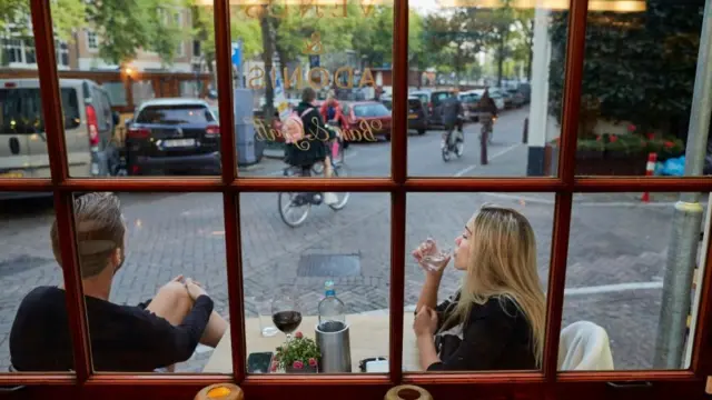 Önlemler kapsamında Hollanda'daki restoran, kafe ve barlar da en geç saat 22.00'de kapanacak. Bu işletmeler, saat saat 21.00'den itibaren yeni müşteri almayacak.