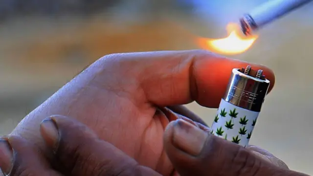 Man wey dey light cigar