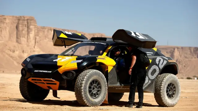 در مسابقات اکستریم ئی، خودروهای شاسی بلند برقی باهم رقابت می‌کنند