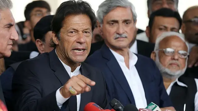 د عمران خان په مشرۍ د اپوزیسيون ځينو سیاستوالو د لومړي وزیر پر ضد لاریونونه کړي