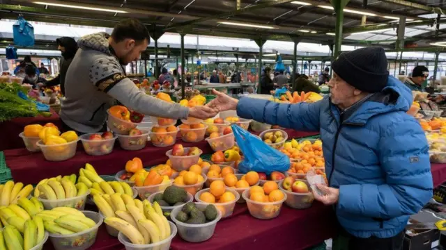 بائع في سوق فاكهة