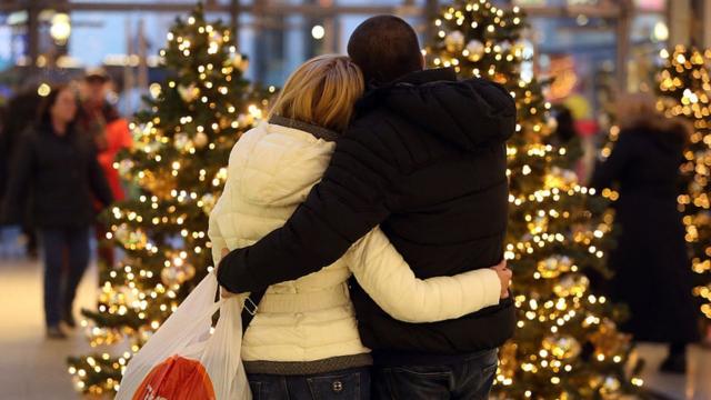 Por qué hacer regalos es mejor que recibirlos (probado por la ciencia) -  BBC News Mundo