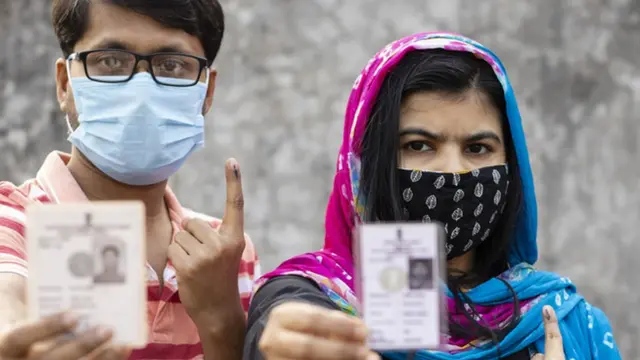 வாக்காளர் அடையாள அட்டையோடு வாக்காளர்கள் மாதிரிப் படம்