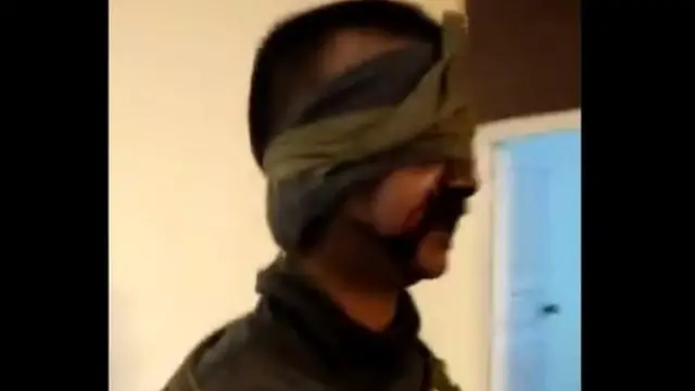 မျက်စိကို အဝတ်နဲ့ ပိတ်စည်းခံထားရတဲ့ လေယာဉ်မှူးရဲ့ ရုပ်ပုံတွေ ထွက်လာခဲ့လို့ ဝေဖန်မှုတွေ ဖြစ်ခဲ့