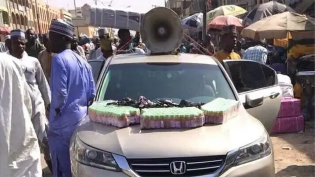 Wani mai tallan maganin gargajiya a mota da amsakuwa