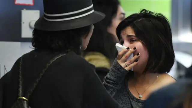 受到移民禁令影响的亲属在美国机场焦急地等待。