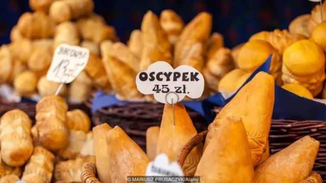Oscypek có ba hình dạng: hình bầu dục, hình thùng và hình con suốt truyền thống, là các hình duy nhất được EU bảo vệ