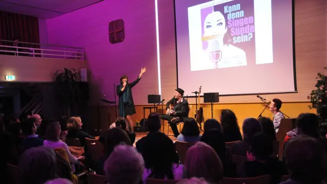 آواز خواندن گناه بزرگ زنان؟