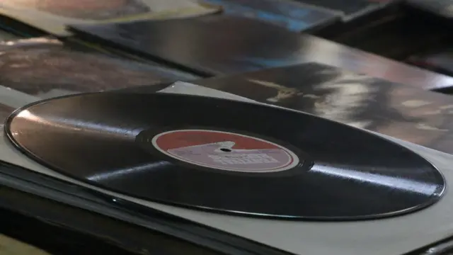 Bien qu'il soit à l'ère de la musique en streaming, The Jazzhole vend toujours des copies physiques de disques sous forme de vinyle et de CD.