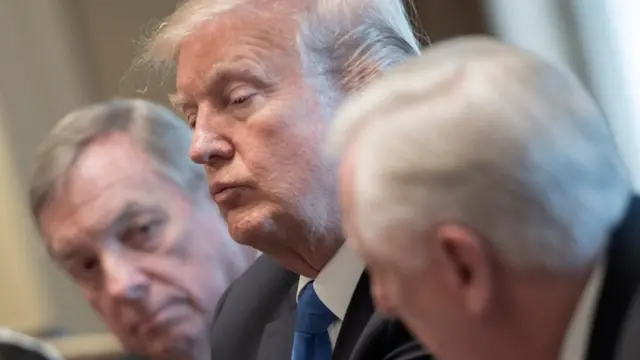 Donald Trump (centro) con el senador Dick Durbin (izquierda) y el congresista Steny Hoyer (derecha).