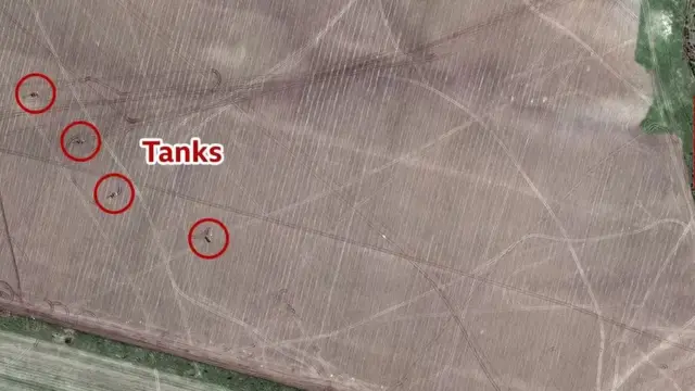 يمكن رؤية أربع دبابات بالقرب من الأنبوب في هذه الصورة