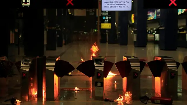 示威者破坏大围地铁站。