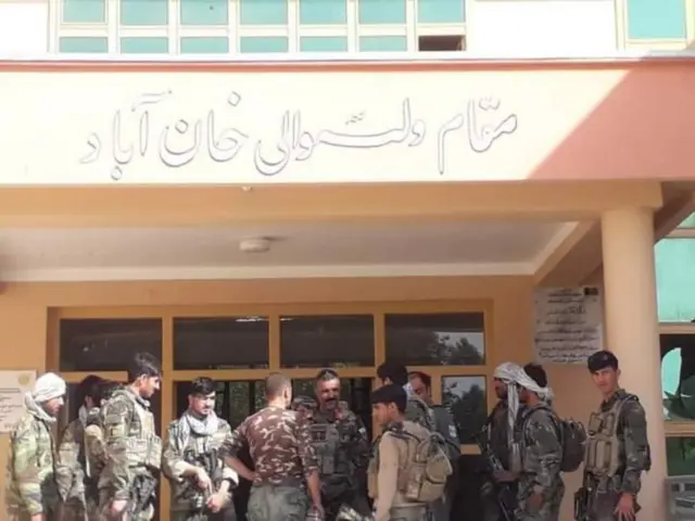 د خان اباد مرکز کې افغان ځواکونه.