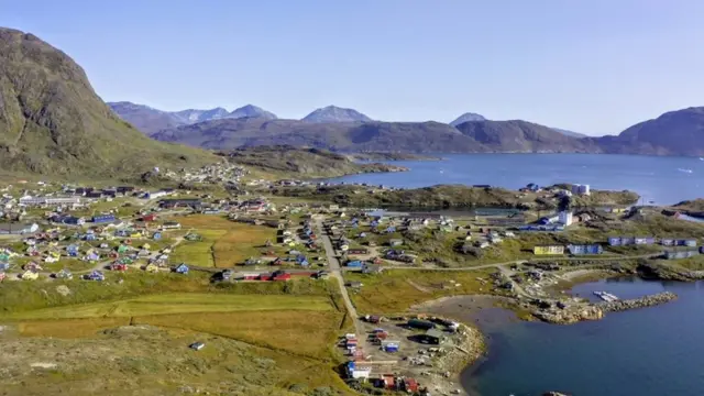 CidadeNarsaq, no sul da ilha, vistacima