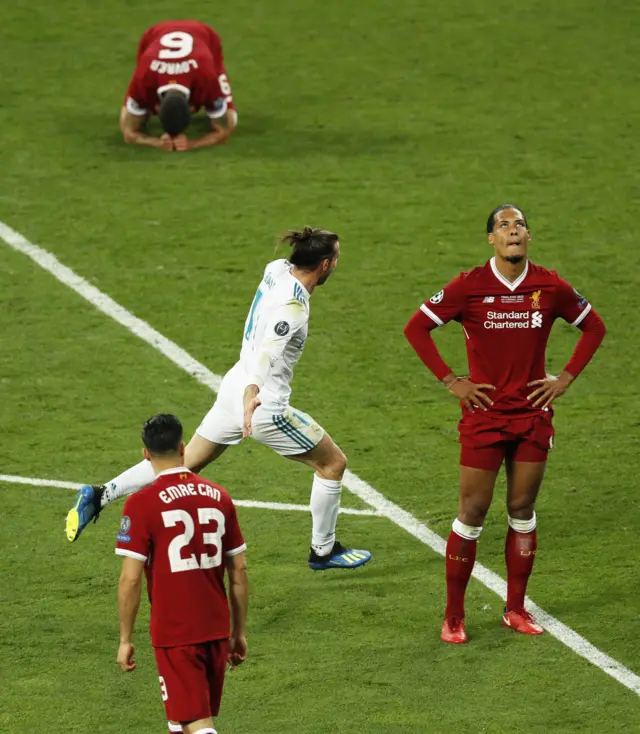 غارث بيل، مهاجم ريال مدريد، يحتفل بتسجيل أحد أروع الأهداف في البطولة