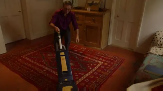 Ejercicio con una aspiradora