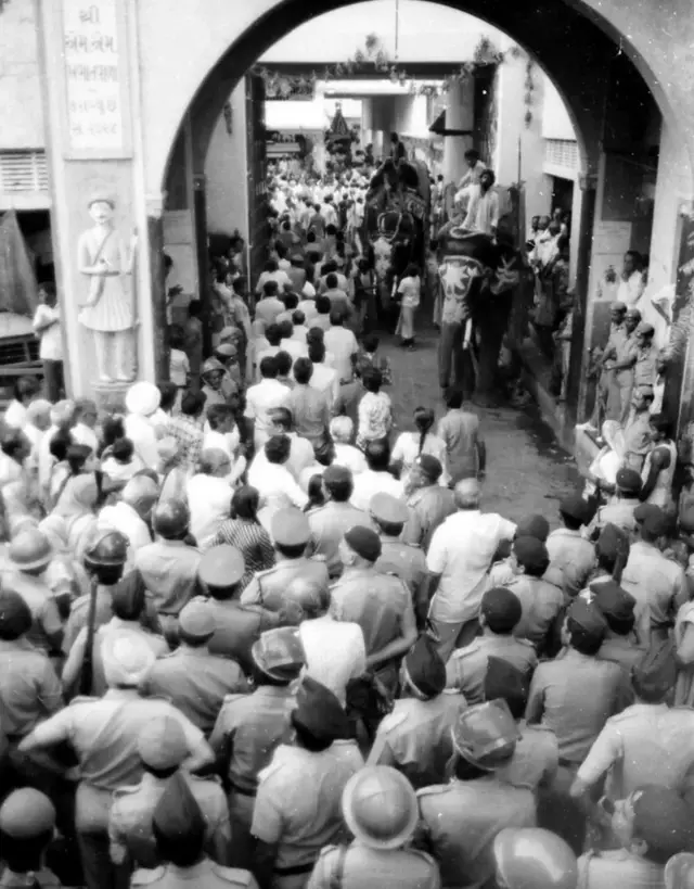 1985માં ચાલતા તોફાનોના કારણે ગુજરાત સરકારે રથયાત્રા પર પ્રતિબંધ મૂક્યો હતો છતાં રથયાત્રા કાઢવામાં આવી હતી