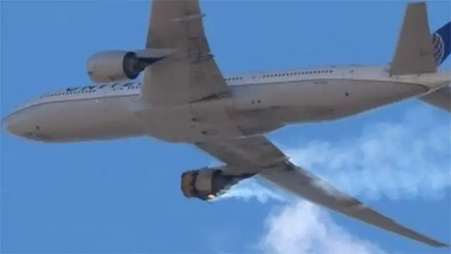 Fumaça saindo do voo que teve problemas na turbina no sábado