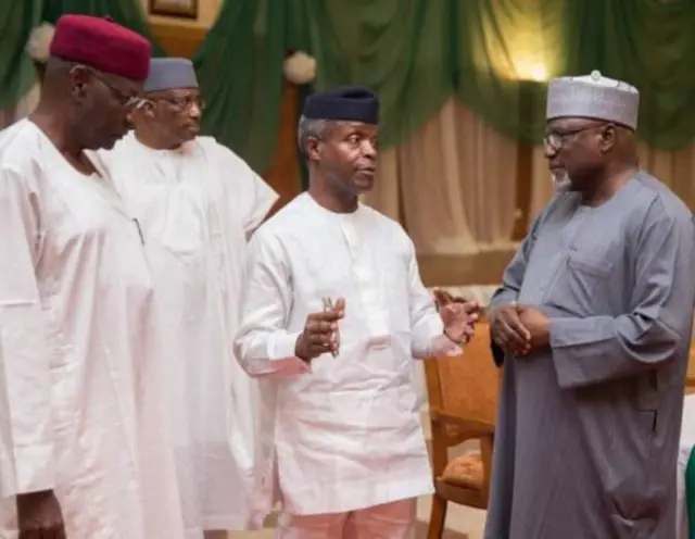 Lawal Daura (na farko daga dama), Farfesa Osinbajo (sanye da bakar hula)