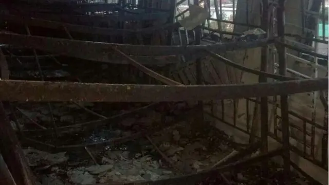 Gudaha iskuulka oo ay ka muuqdaan sariiro gubtay iyo daaqado burbursan oo ku yaalla qaybta sare ee iskuulka