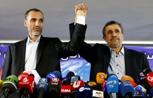 محمود احمدی‌نژاد در کنار حمید بقایی٬ معاون اجرایی احمدی نژاد