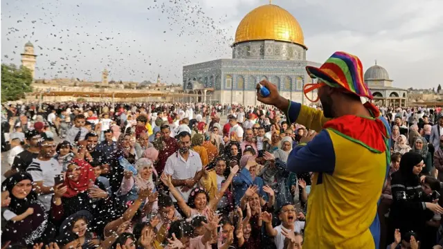 பாலஸ்தீனத்தில் ரம்ஜானை கொண்டாடும் மக்கள்