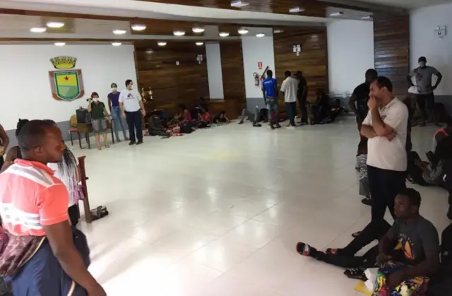 Haitianos na sede da Prefeitura de Assis Brasil