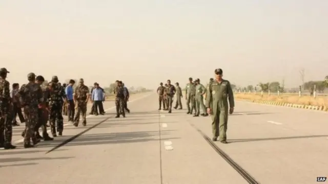 હાઇવે પર એરફોર્સના અધિકારીઓનો ફોટોગ્રાફ