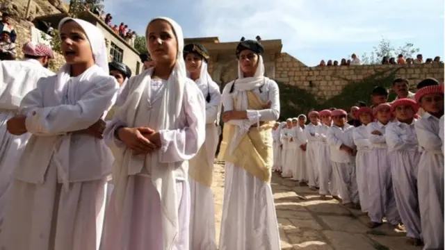 เด็กหญิงและเด็กชายชาวชาวยาซิดีกำลังสวดมนต์และร้องเพลง