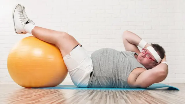 Persona haciendo abdominales